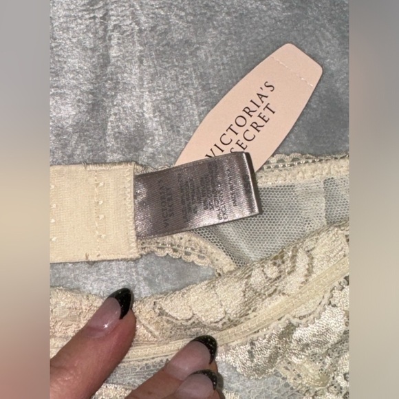 Victoria’s Secret Lace Garter Belt Cream Size XS/S NWT - Picture 2 of 3